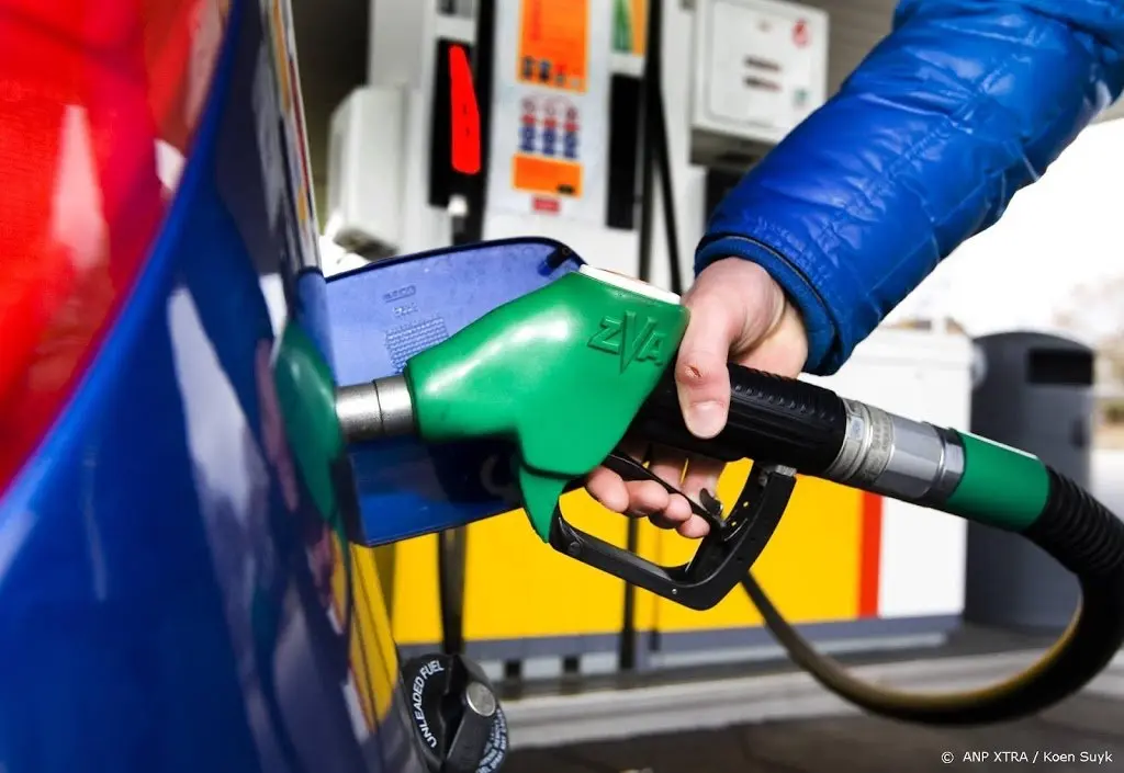 Moet ik betalen voor de benzine die bij de pomp in de slang achterblijft?