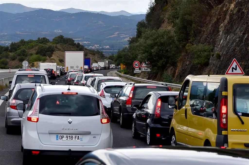 Vakantieverkeer in Spanje in lange files