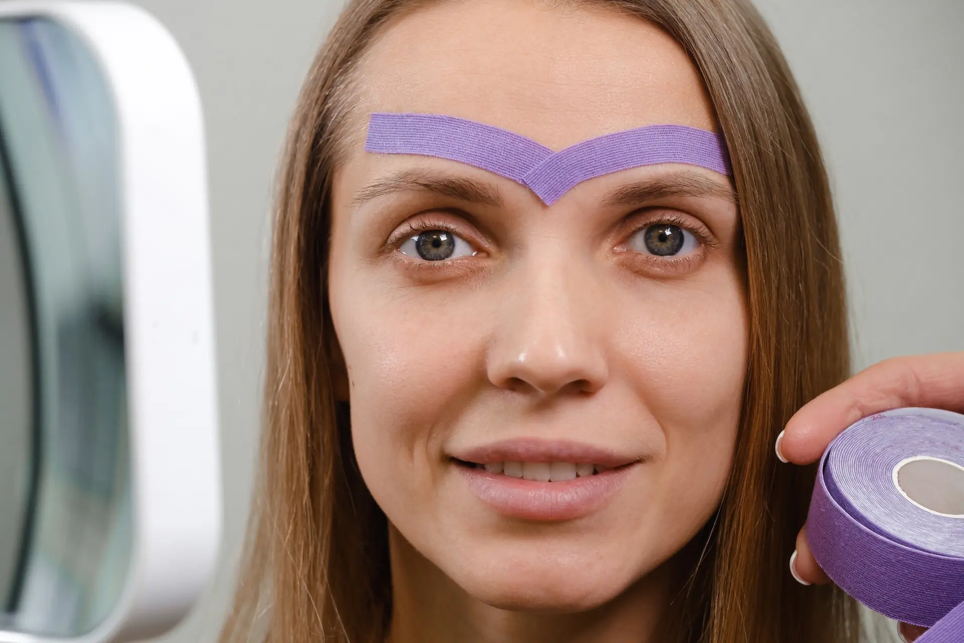 Face tape: de rage om rimpels weg te werken met plakband. Goed idee?