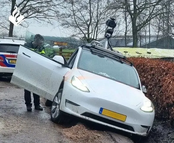 Stomdronken man (67) rijdt Street View-auto een Friese greppel in