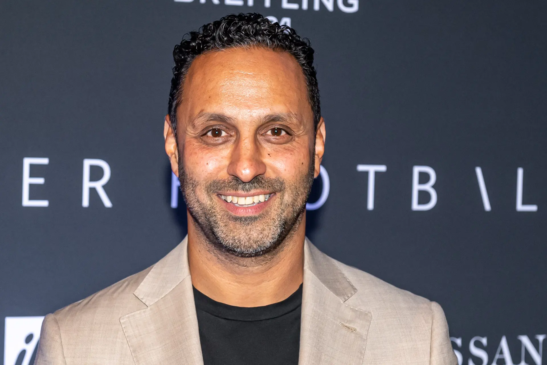 Khalid Kasem beschuldigd van omkoping, legt werk voorlopig neer