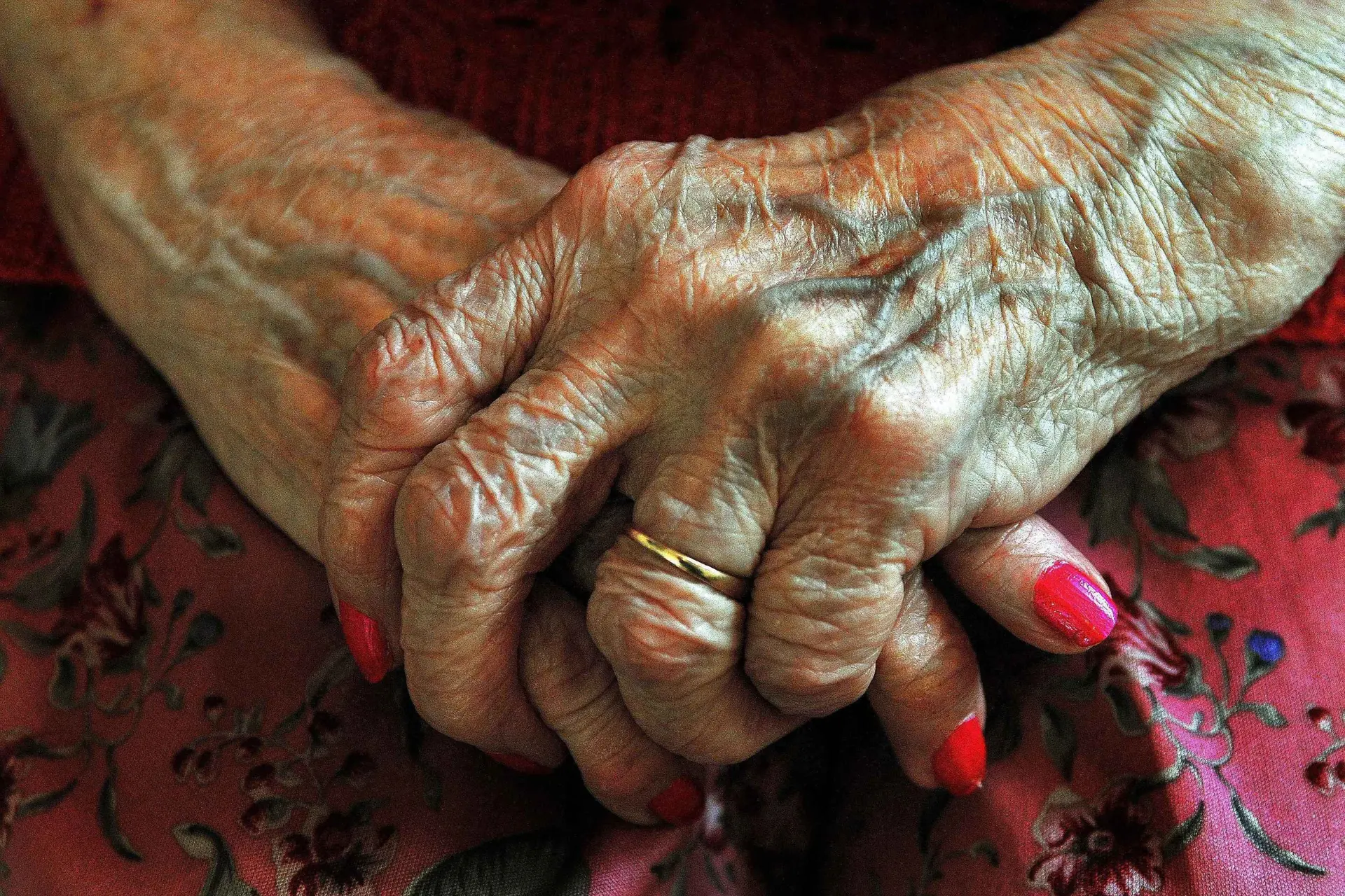 Kleindochters verbergen camera in oma's slaapkamer en betrappen zorgmedewerkers op mishandeling
