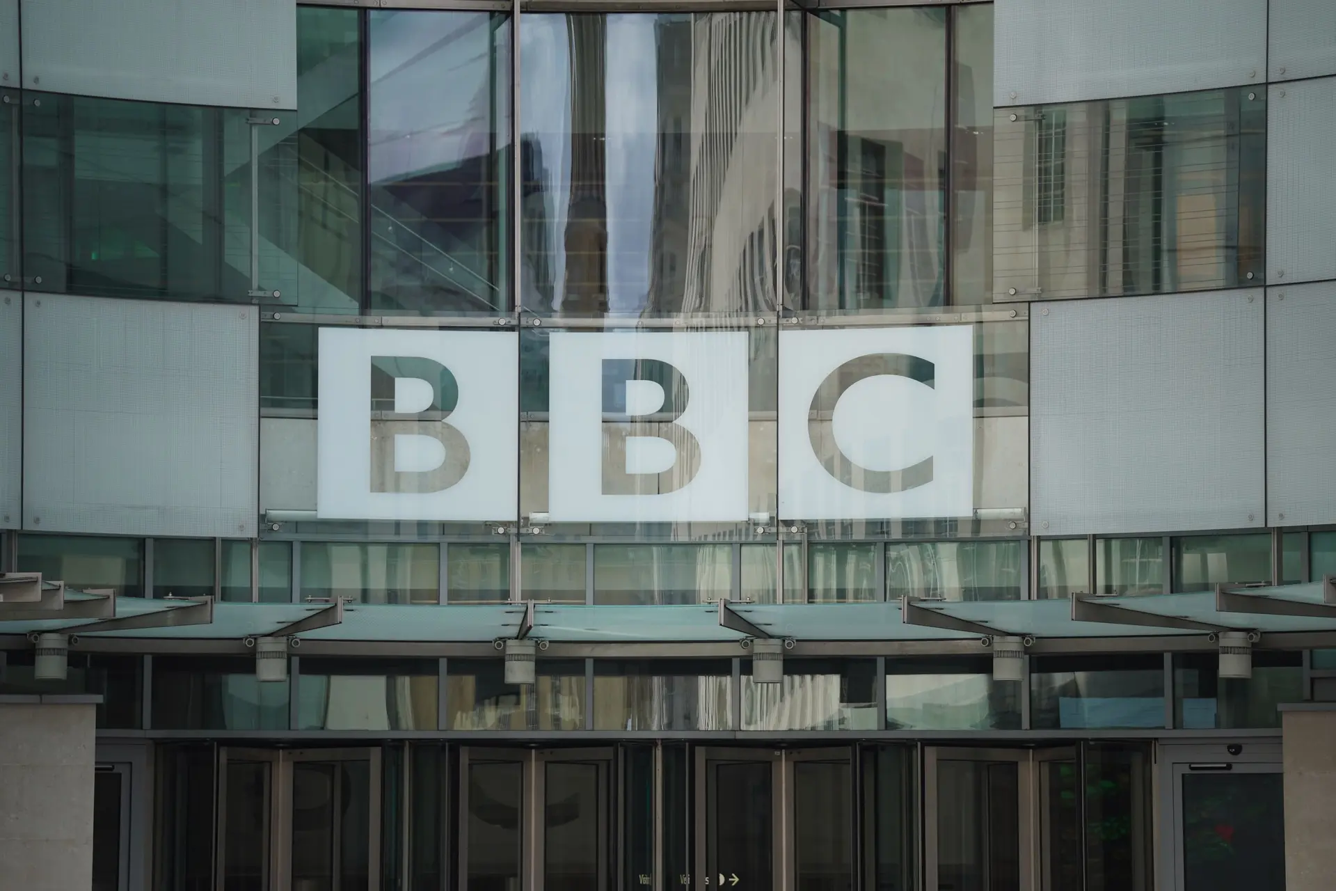 BBC-nieuwslezer steekt middelvinger op bij start van liveshow, zegt sorry