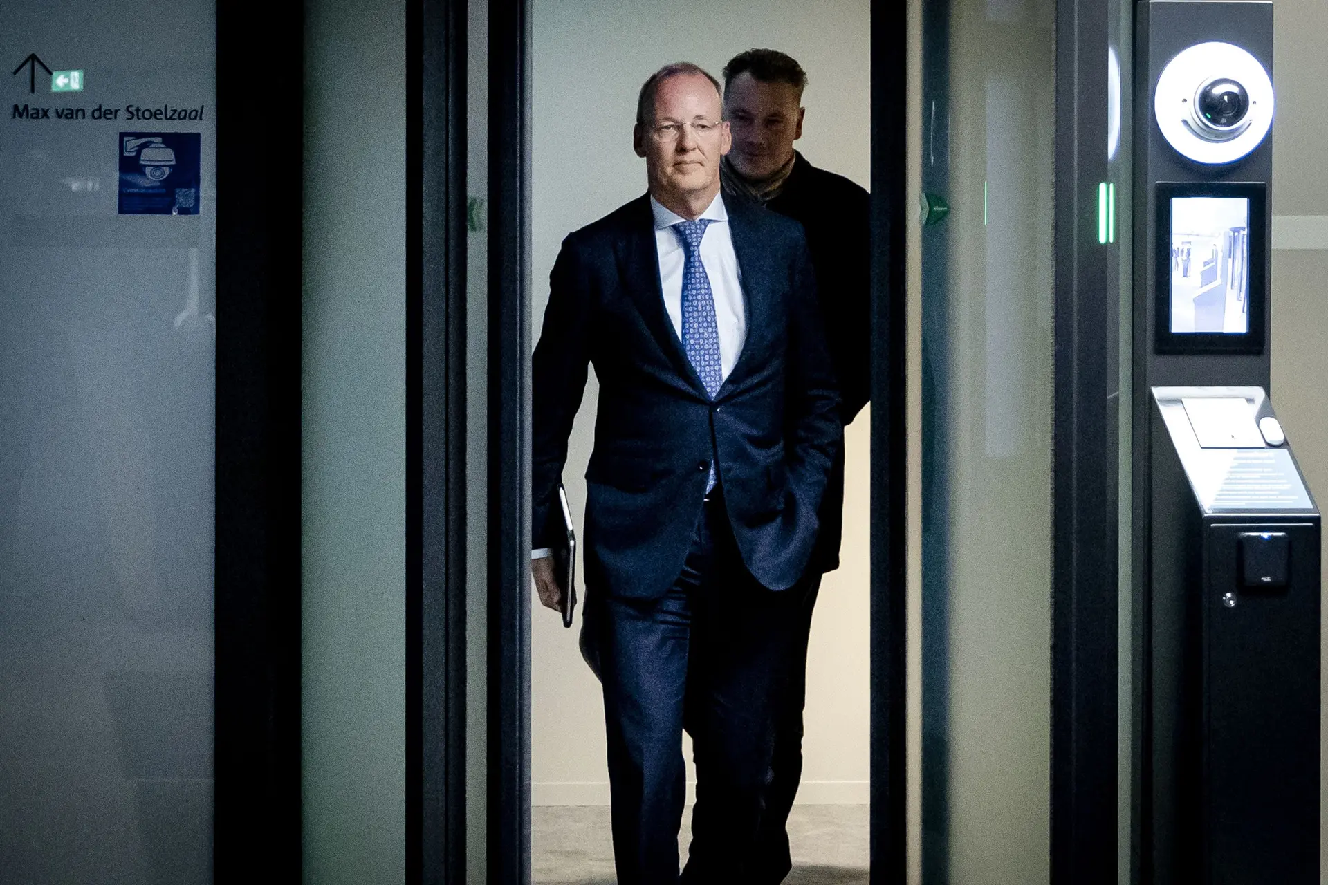 Klaas Knot pleit voor stop op glastuinbouw en vleesverwerkende industrie: 'Baten wegen niet op tegen kosten'