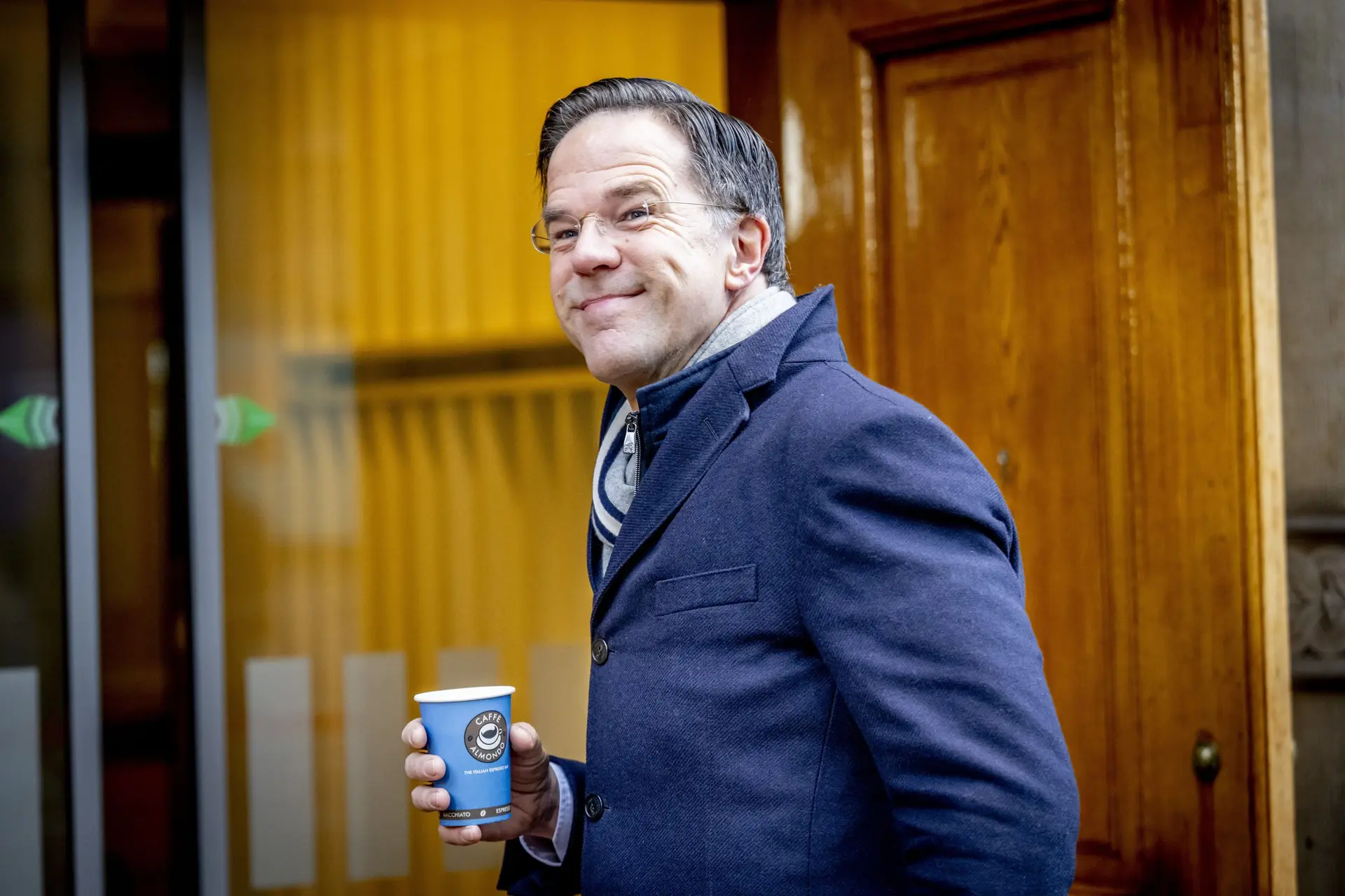 Dit is waarom een kop koffie in de ochtend je juist slaperig maken kan