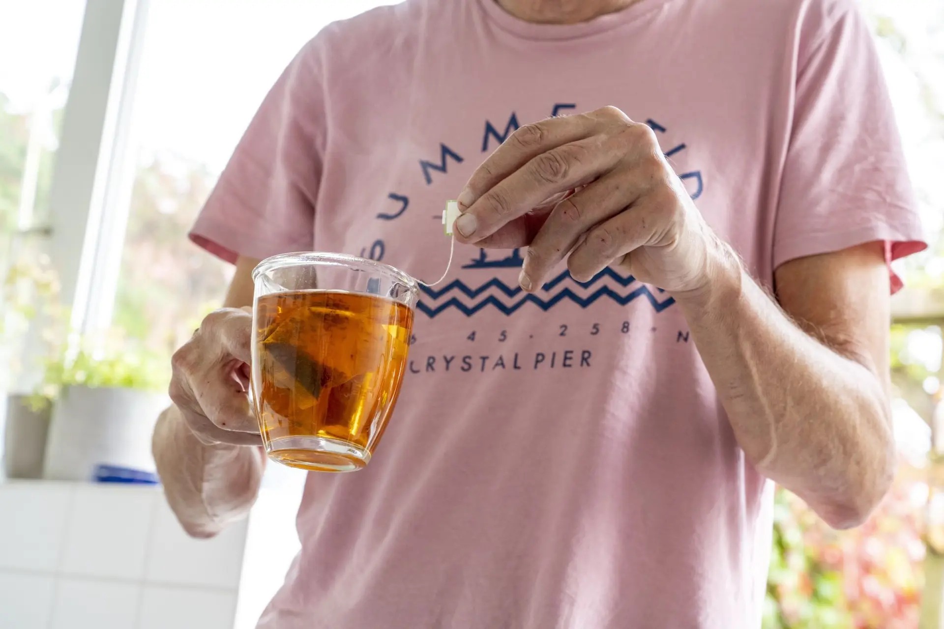 Waarom je beter niet al te hete thee drinkt