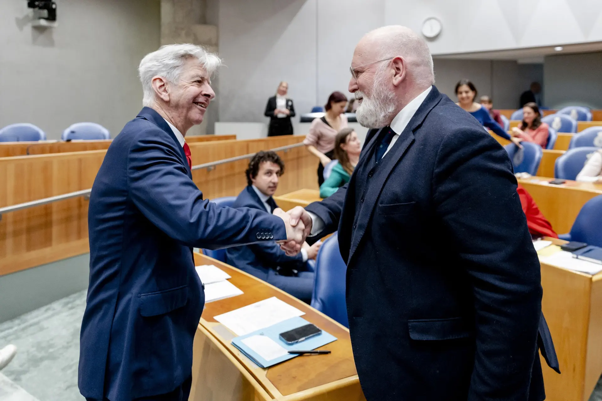Video: Plasterk en Timmermans vliegen elkaar verbaal in de haren tijdens Tweede Kamerdebat