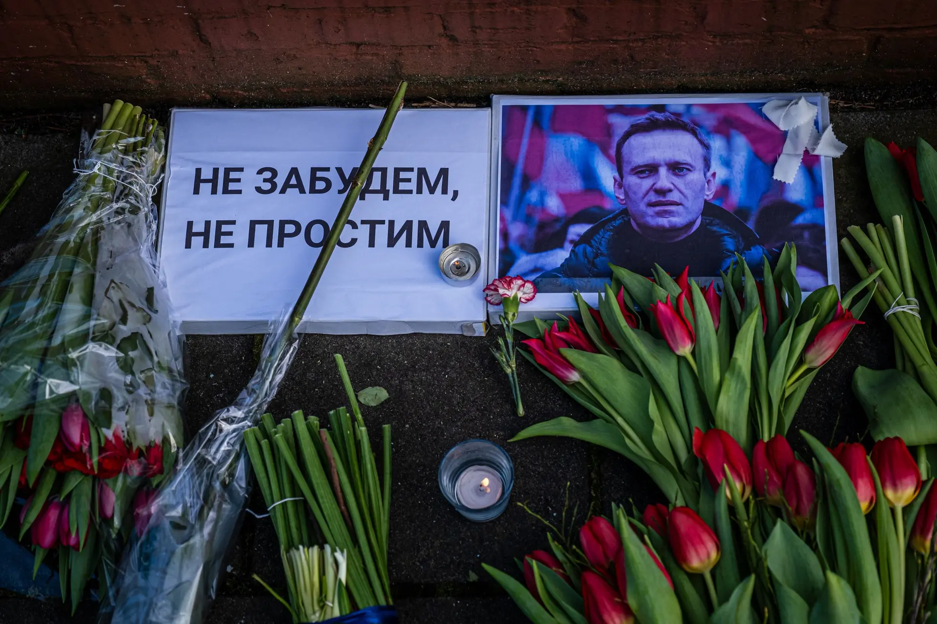 Bloemenleggers voor Navalny krijgen legeroproep: “Ondertekenen of we breken je vingers”