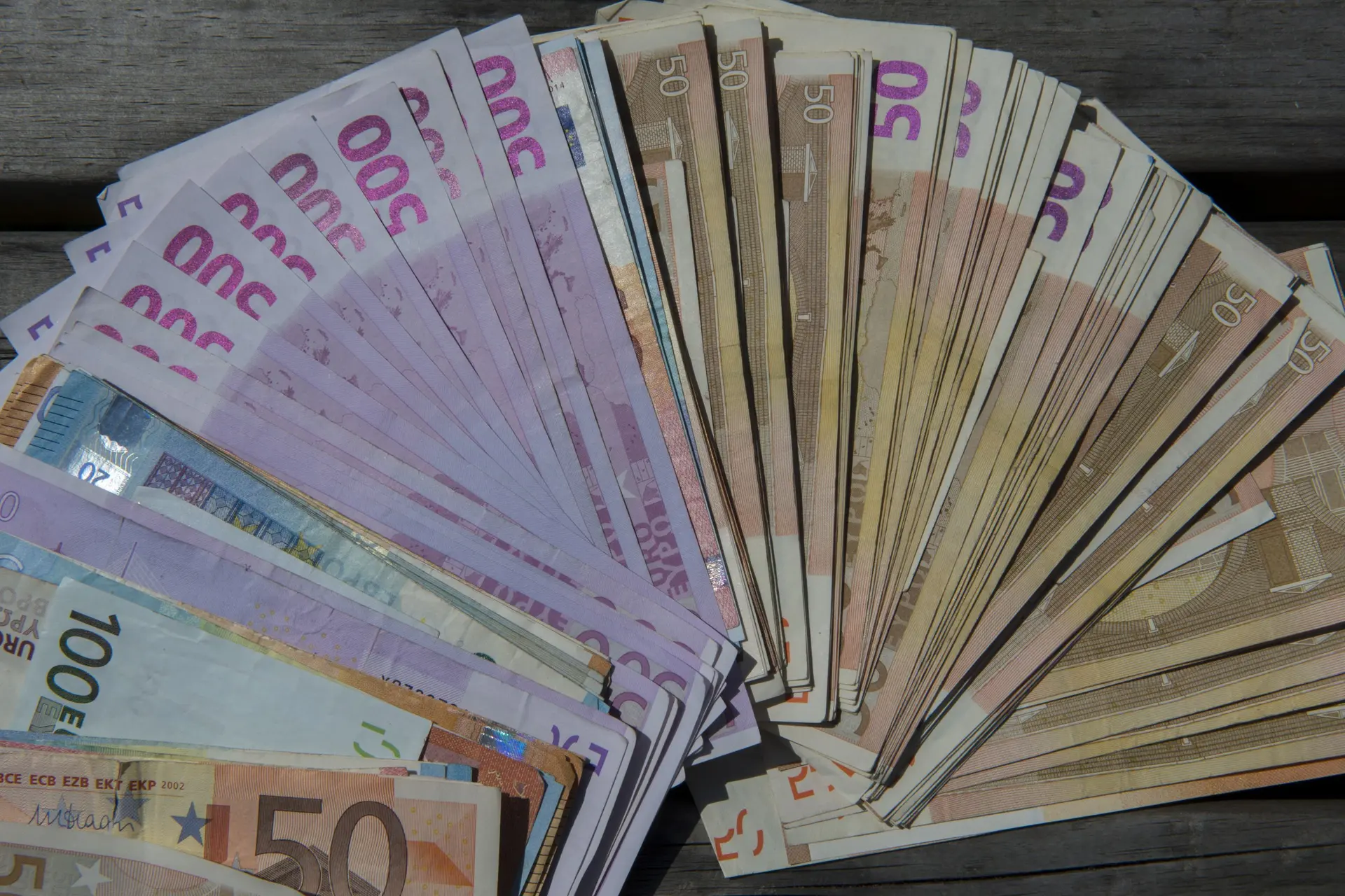 Notaris vindt meer dan een ton aan zwart geld in huis van overleden vrouw. En dan? “De kinderen waren niet blij”