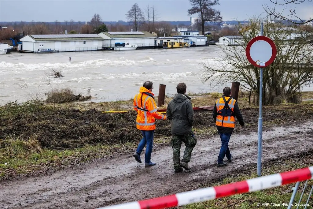 Veerponten uit de vaart om hoogwater Maas