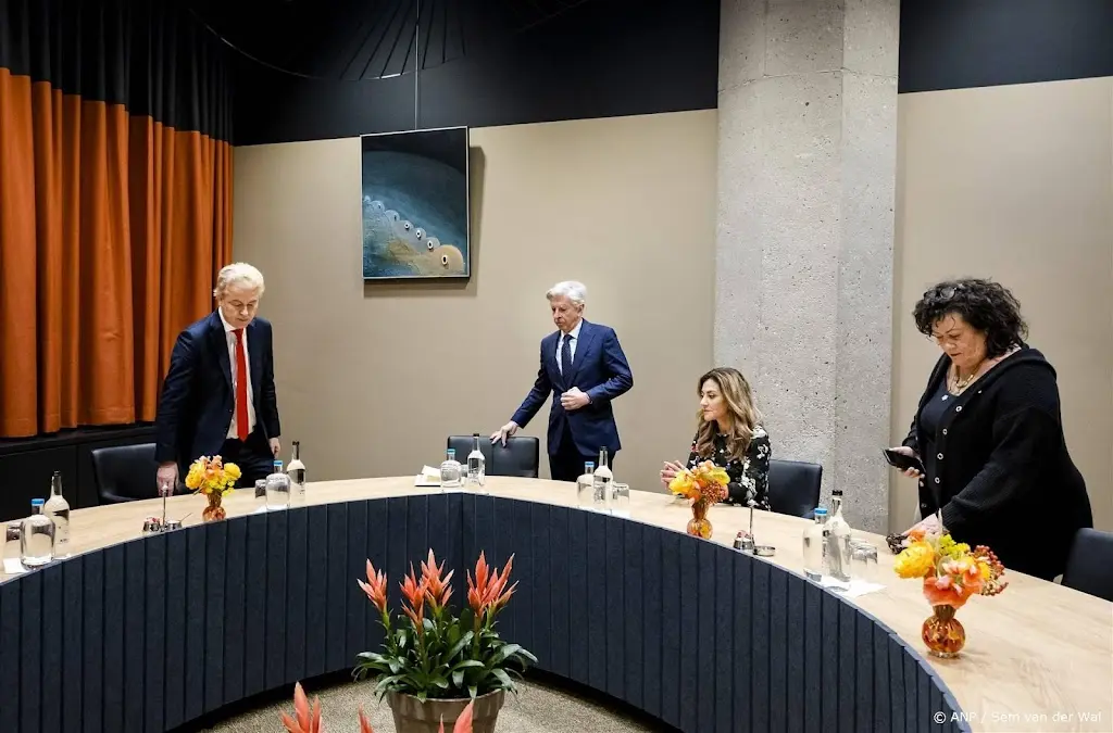 Plasterk vertelt in verslag hoe het verder moet met formatie