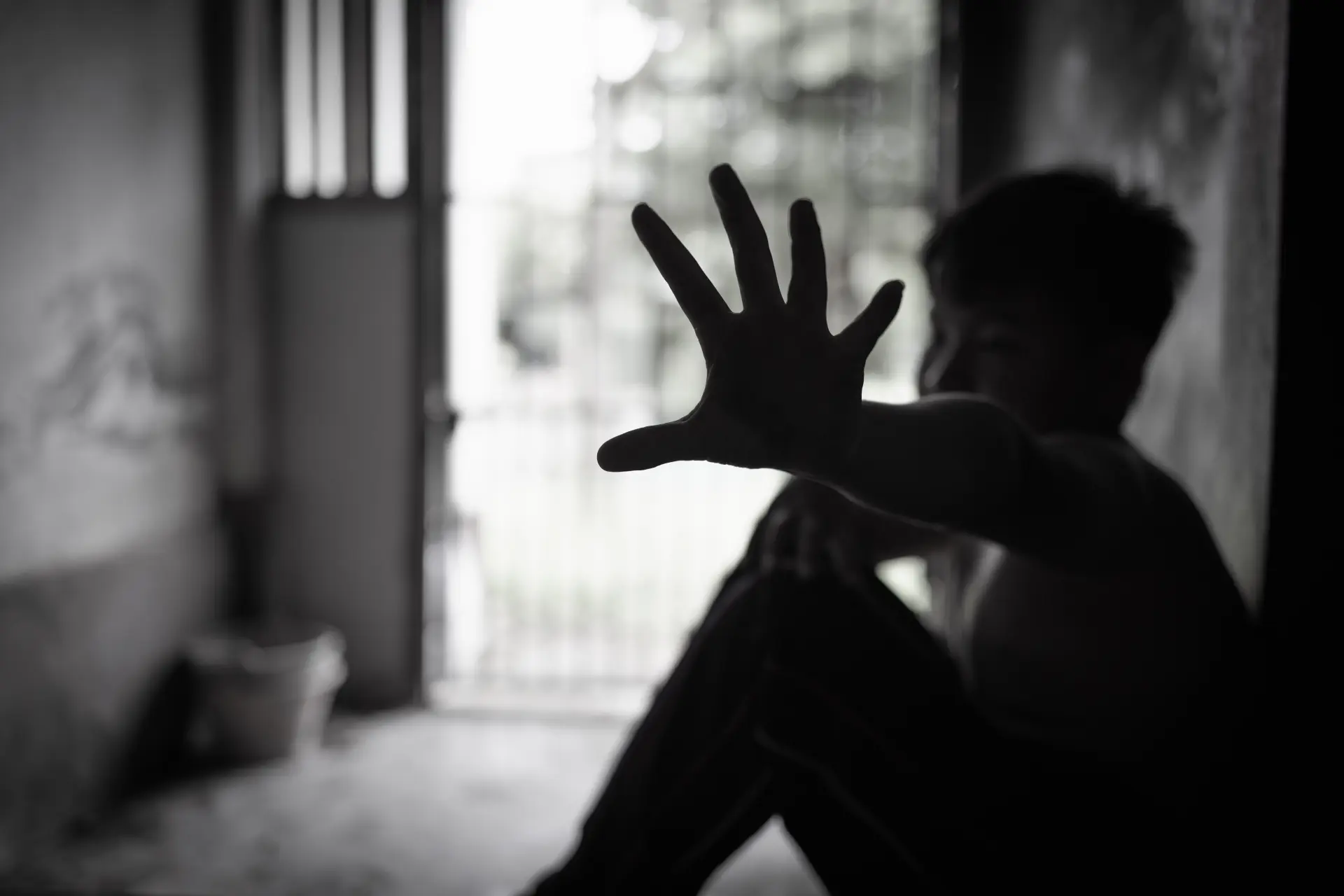 Vrouw martelt zoontje in hondenkooi: 20 jaar cel
