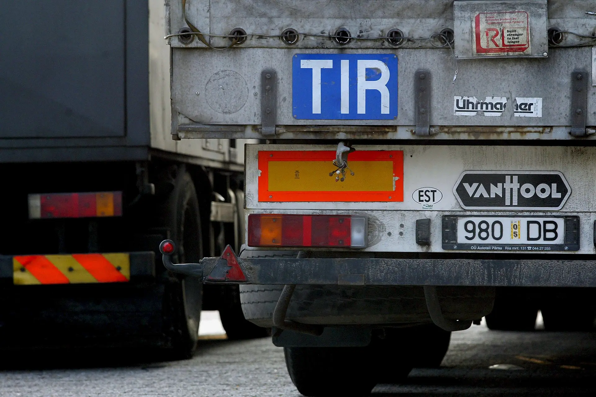 Waar staan de letters T.I.R. voor op de achterkant van een vrachtwagen?