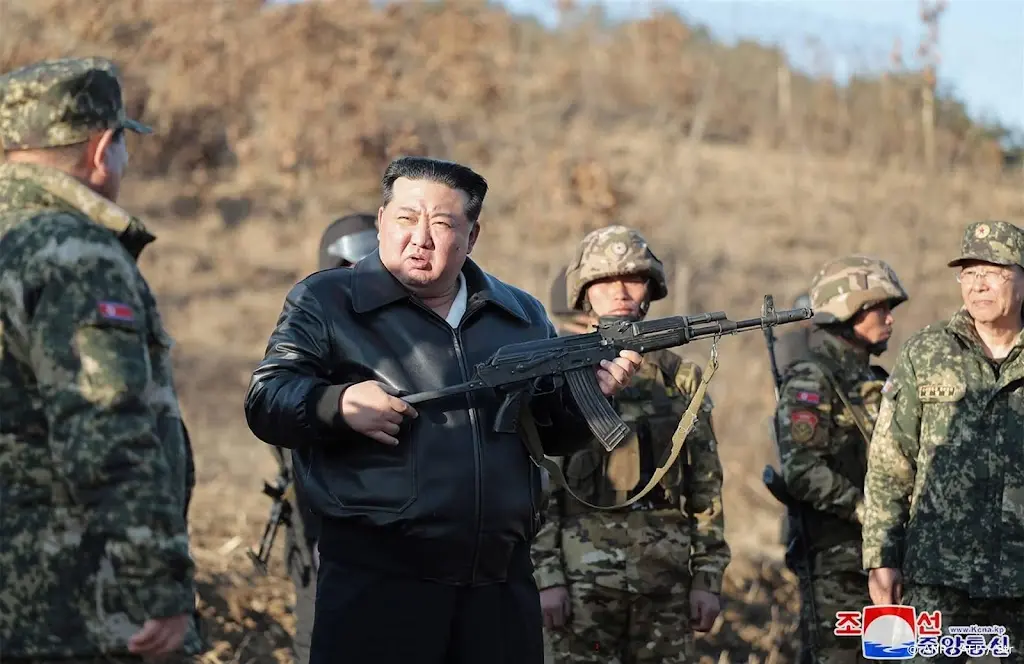 Dictator Kim houdt geweer vast en roept op tot oorlogsoefeningen