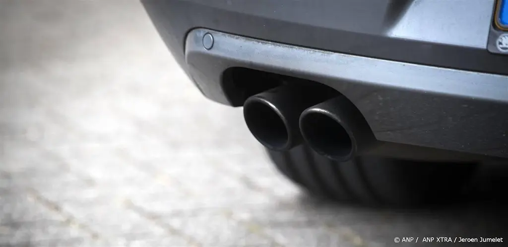 Biden legt automakers deadline op voor halvering uitlaatgassen