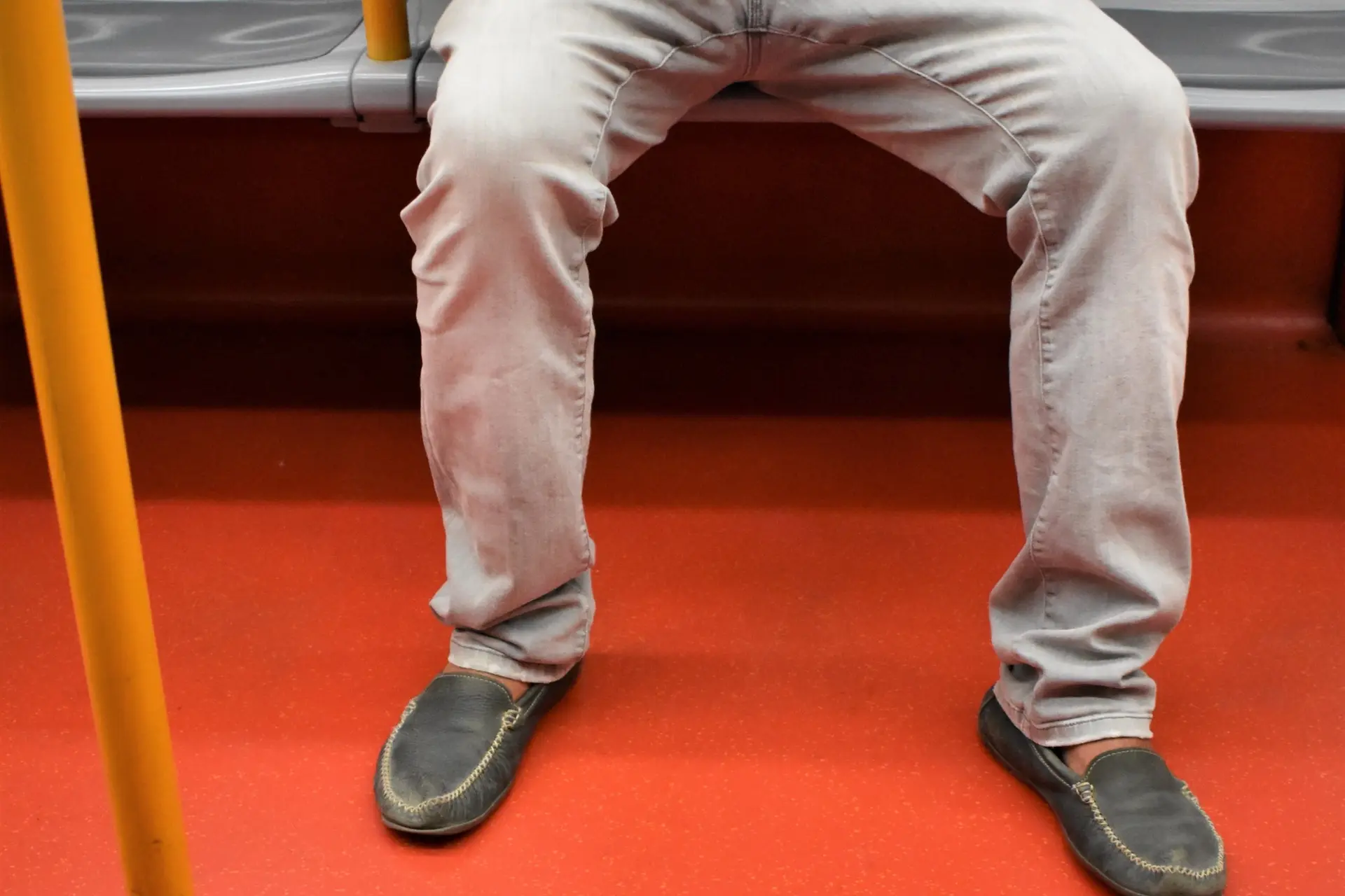 Manspreading: Waarom zitten veel mannen met hun benen wijd uit elkaar?
