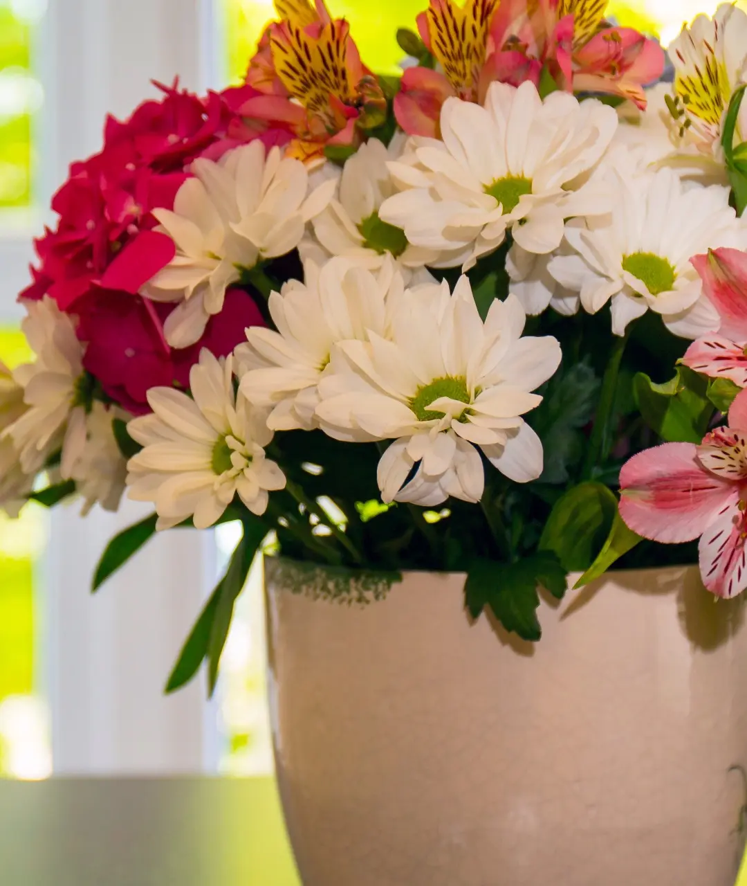 Met deze goedkope truc houdt je de bloemen in je vaas langer fris
