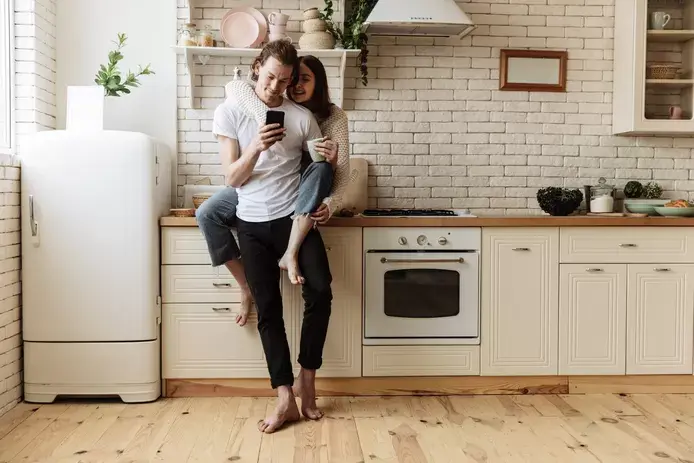 "Kom maar hier poepie": koppels die babytaaltje spreken zijn gelukkiger