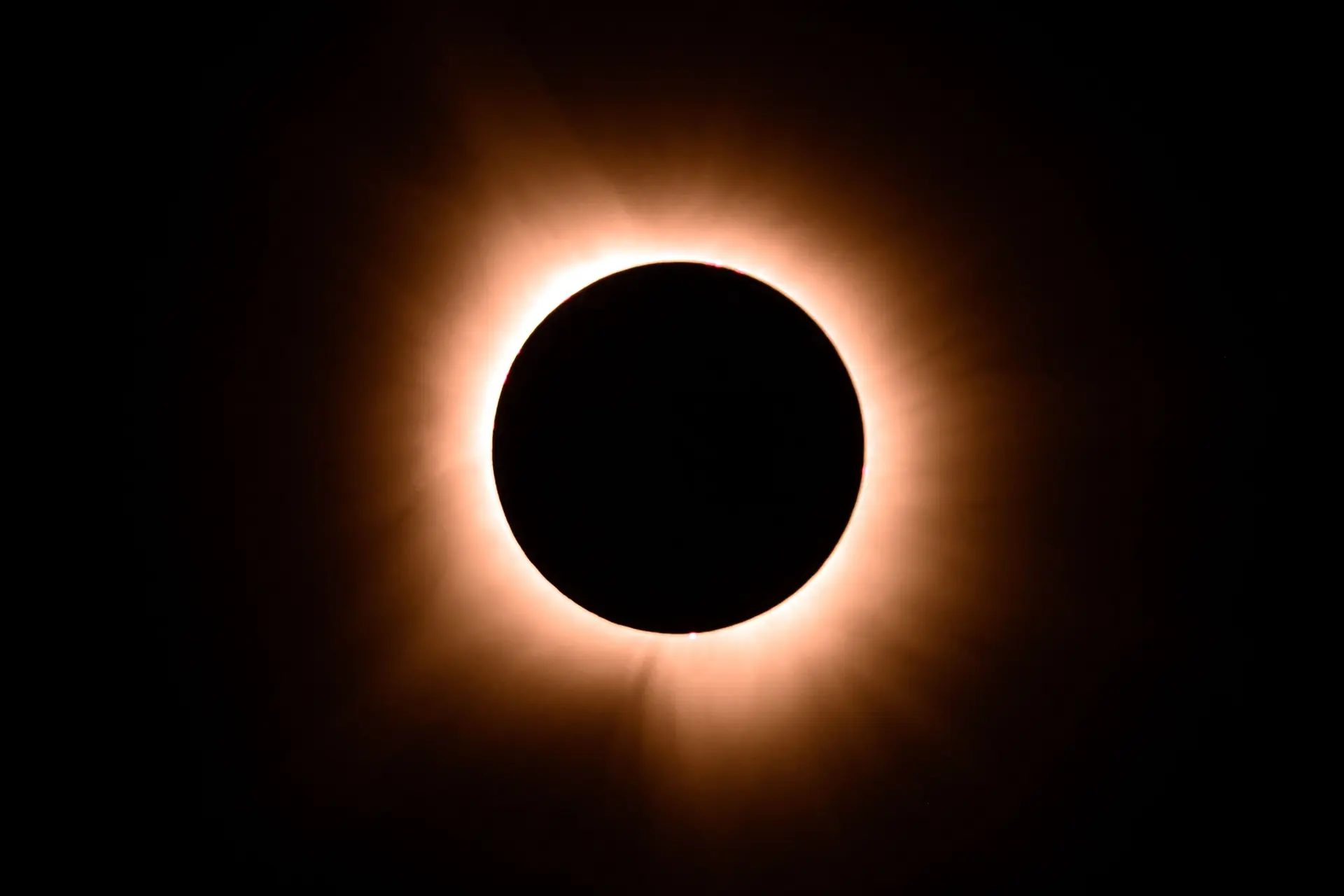 Zo ziet een totale zonsverduistering eruit vanuit het vliegtuigraam