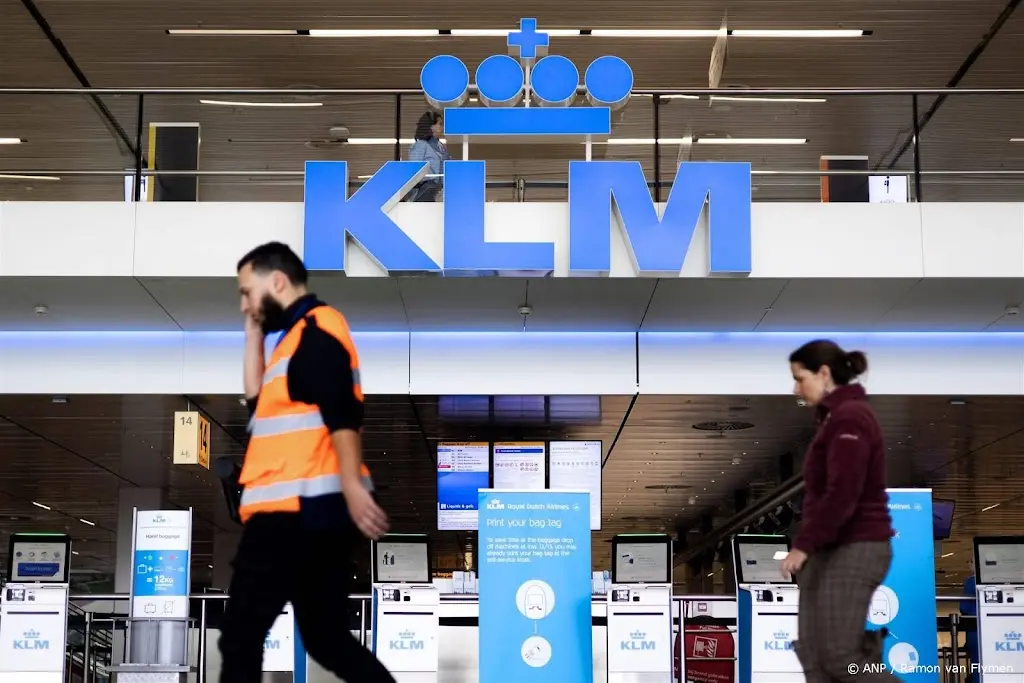 KLM-personeel mag voortaan ook sneakers dragen