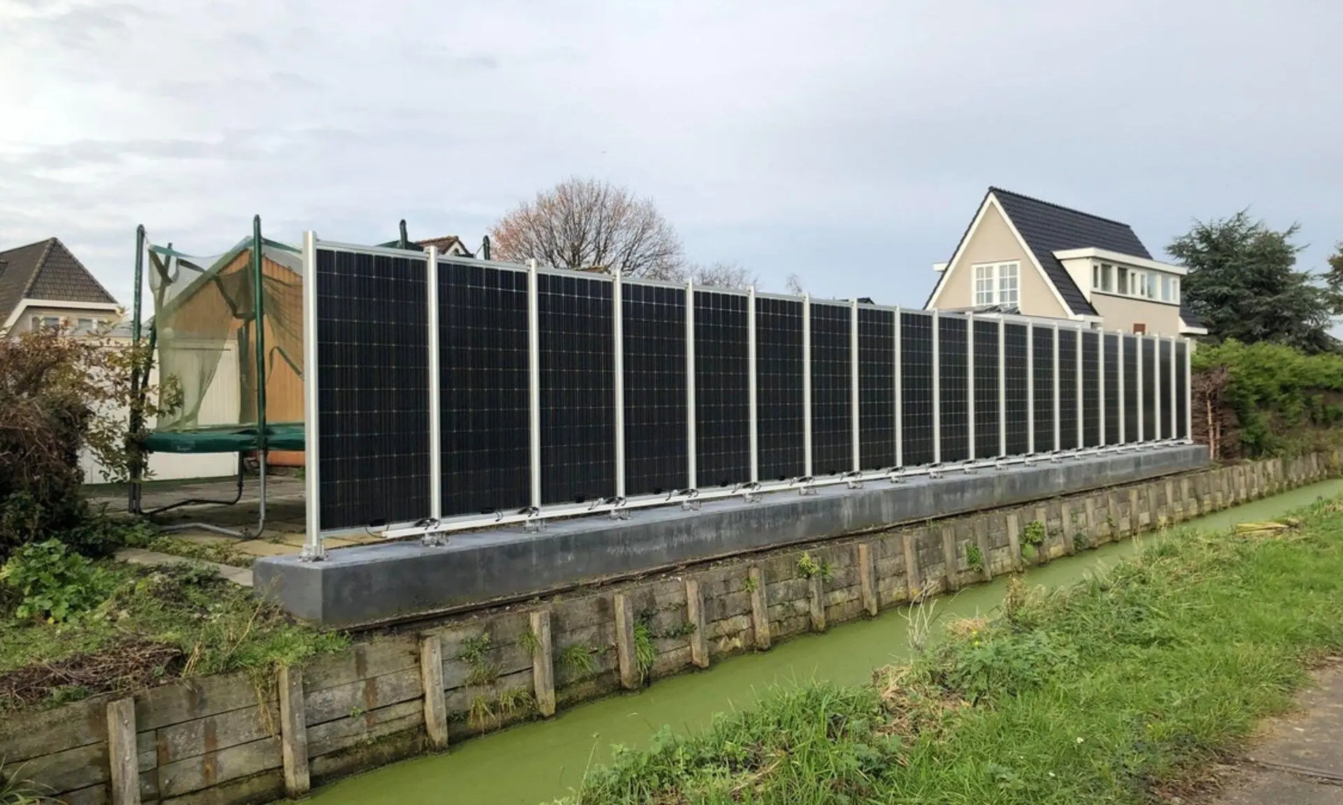 Amsterdammer trekt internationale aandacht met schutting van zonnepanelen