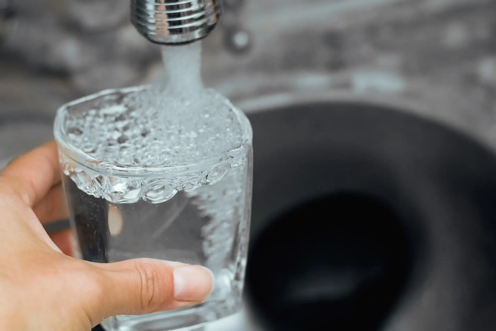 Waarom bronwater slechter is dan kraanwater