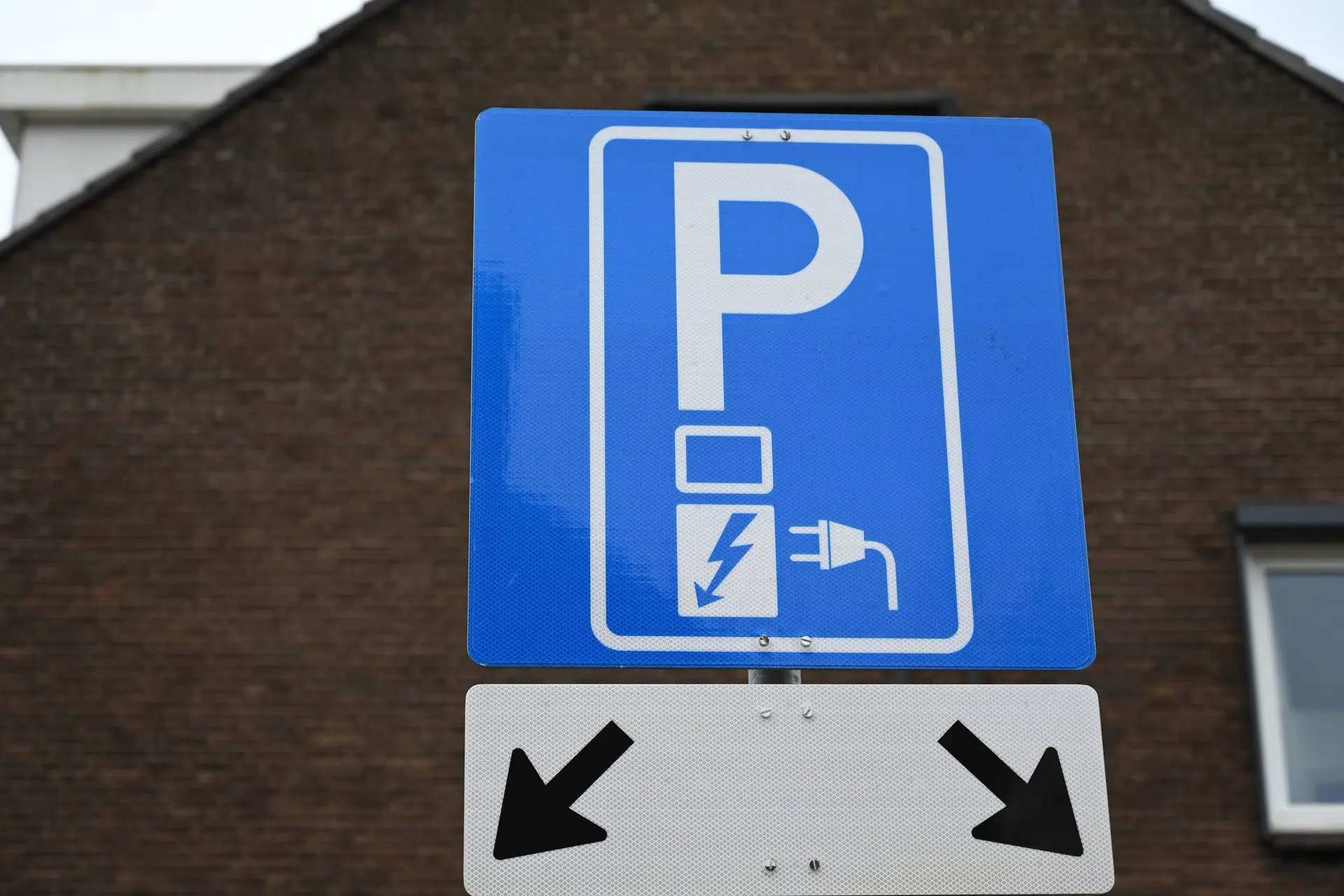 Mag je met een benzineauto parkeren bij een laadpaal?