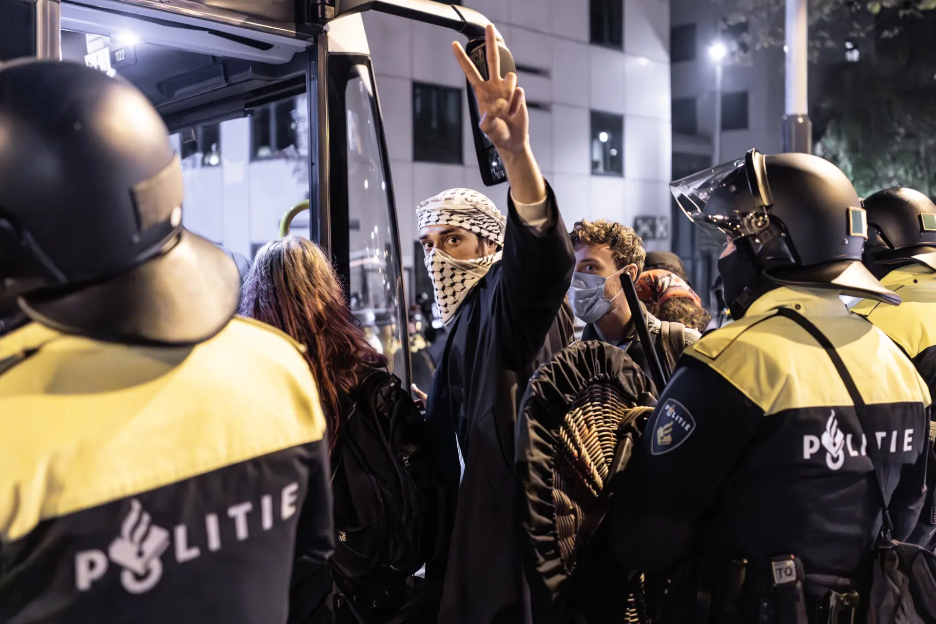 Alle Gaza-demonstranten weggevoerd, Universiteit onthult banden met Israel