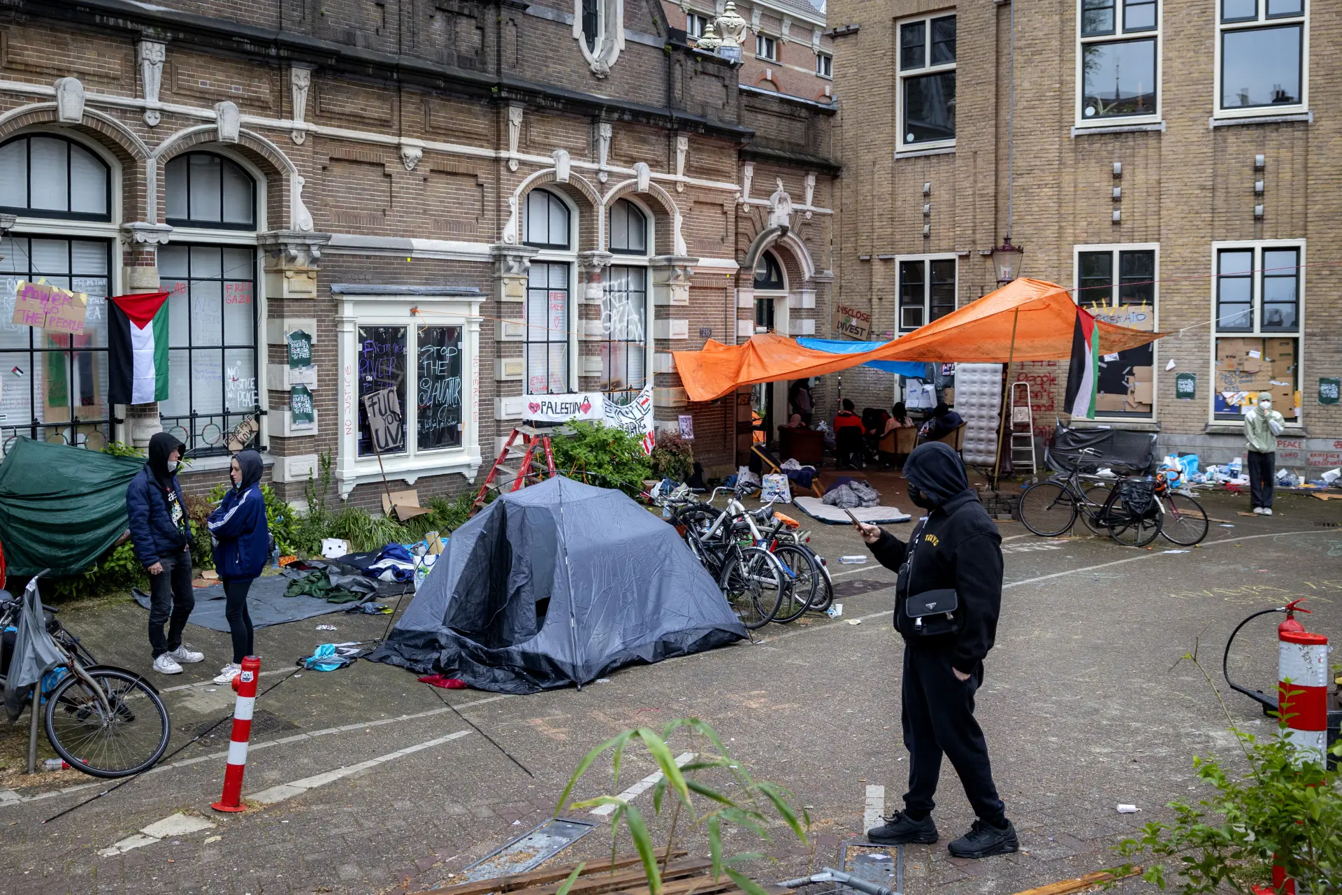 Studenten brengen nacht door op UvA-terrein in Amsterdamse binnenstad
