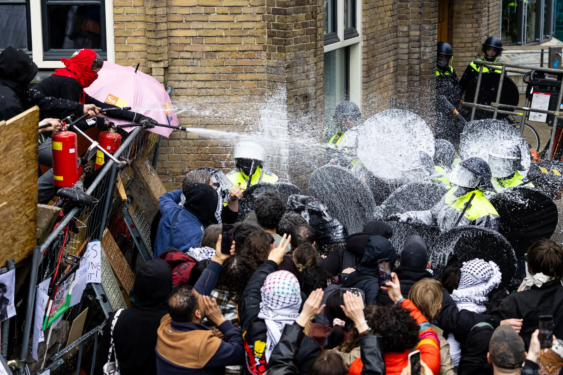 Gaza-demonstranten gaan politie te lijf met ammoniak