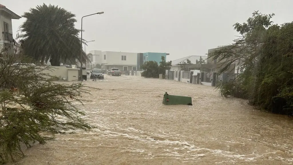Overstromingen op Curaçao, Jandino Asporaat vliegt in 'om schade op te nemen': “Het ziet er niet goed uit, maar god is groot”