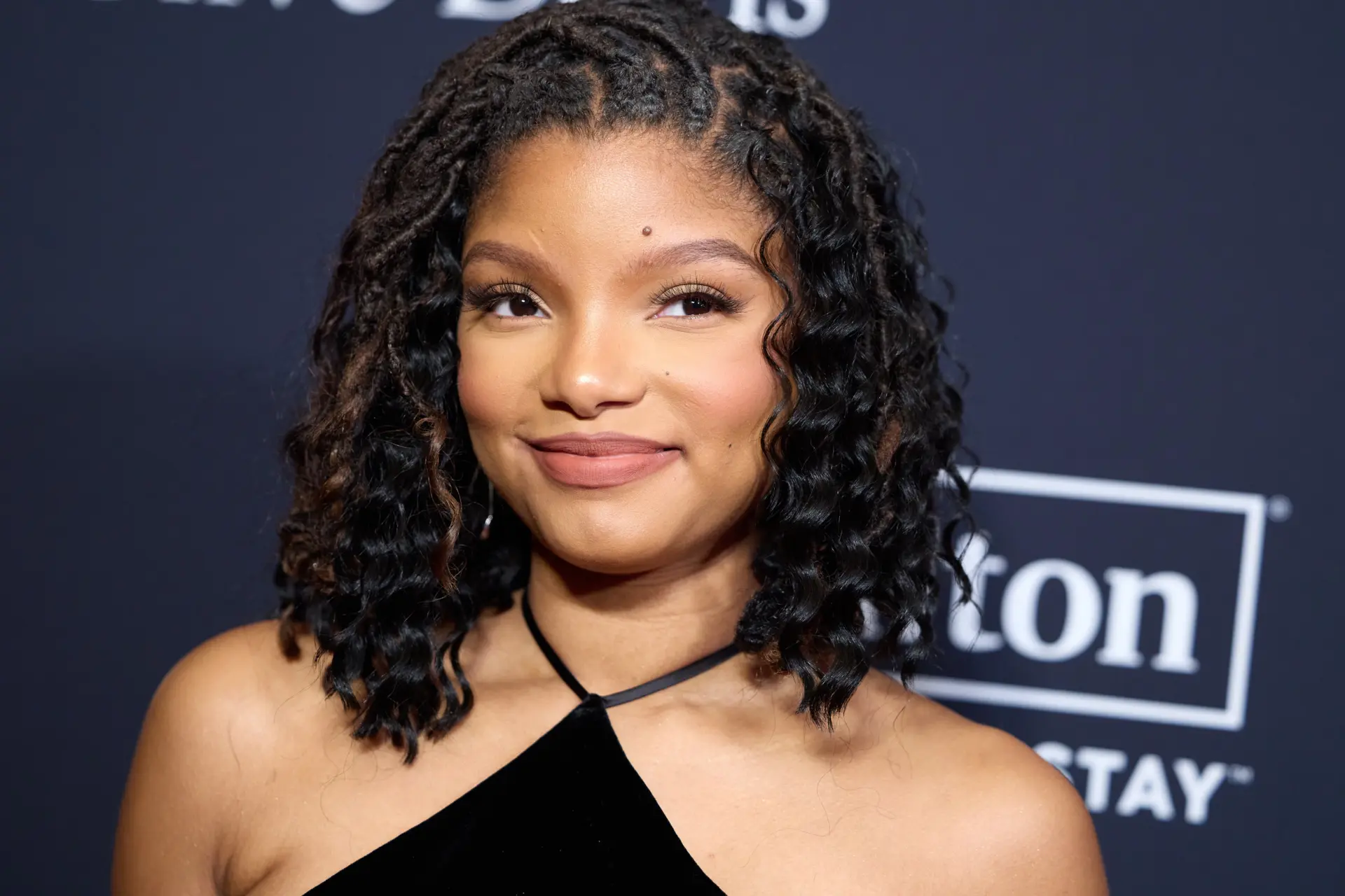 Halle Bailey vraagt vrouwen: welke van je borsten is groter?