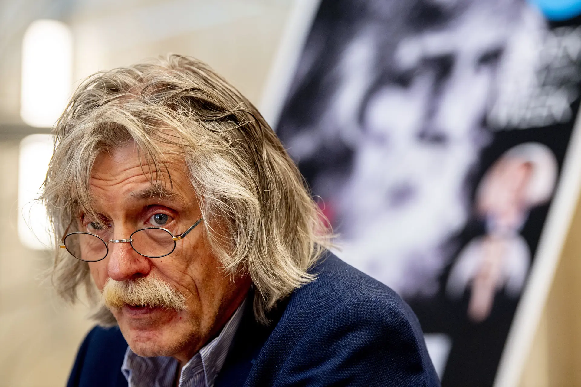 Johan - kaars - Derksen noemt een zwarte voetballer een 'aapje' en niemand kijkt er meer van op