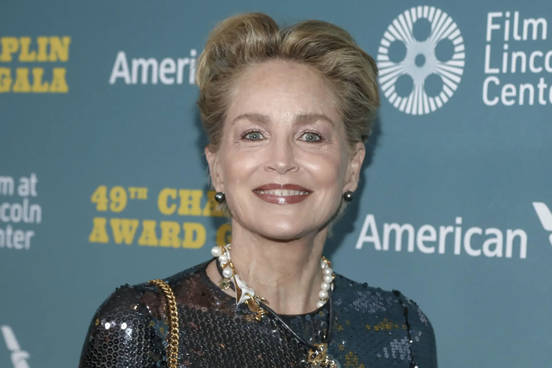 Sharon Stone (66) doet iconische Basic Instinct-pose nog eens dunnetjes over in lingerie