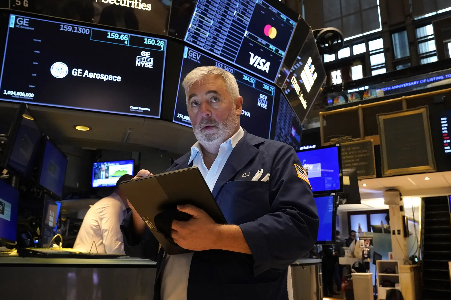 Grootste verkoopgolf in anderhalf jaar op Wall Street. AEX zakt onder 900 punten