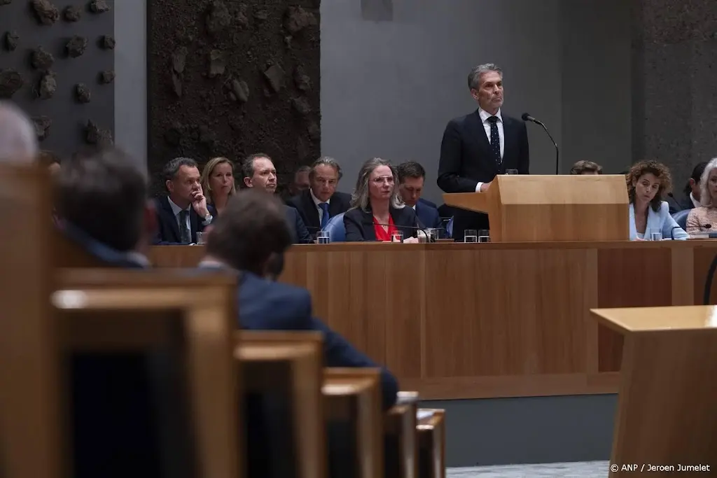 Aan eind van chaotisch debat toch nog warme woorden voor Schoof