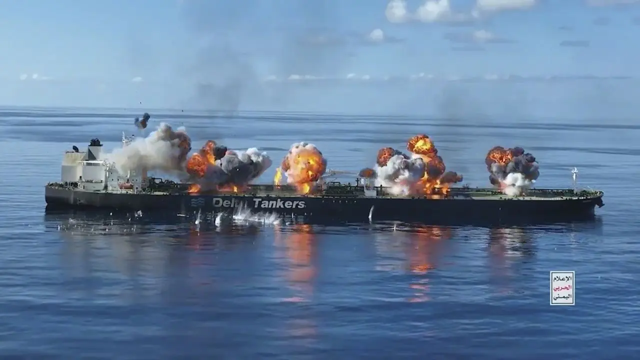 Houthi's blazen Griekse olietanker op en verspreiden video, vrees voor milieuramp