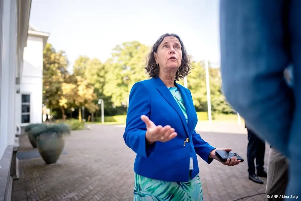 Minister Faber geeft het   COA de schuld
