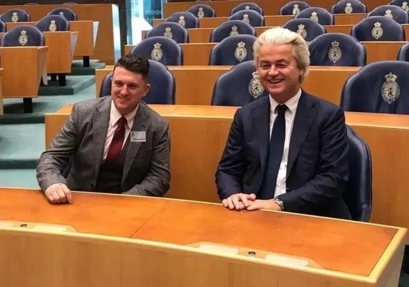 De aanjager van het rechtse gewelddadige tuig in Engeland is een goede vriend van Geert Wilders