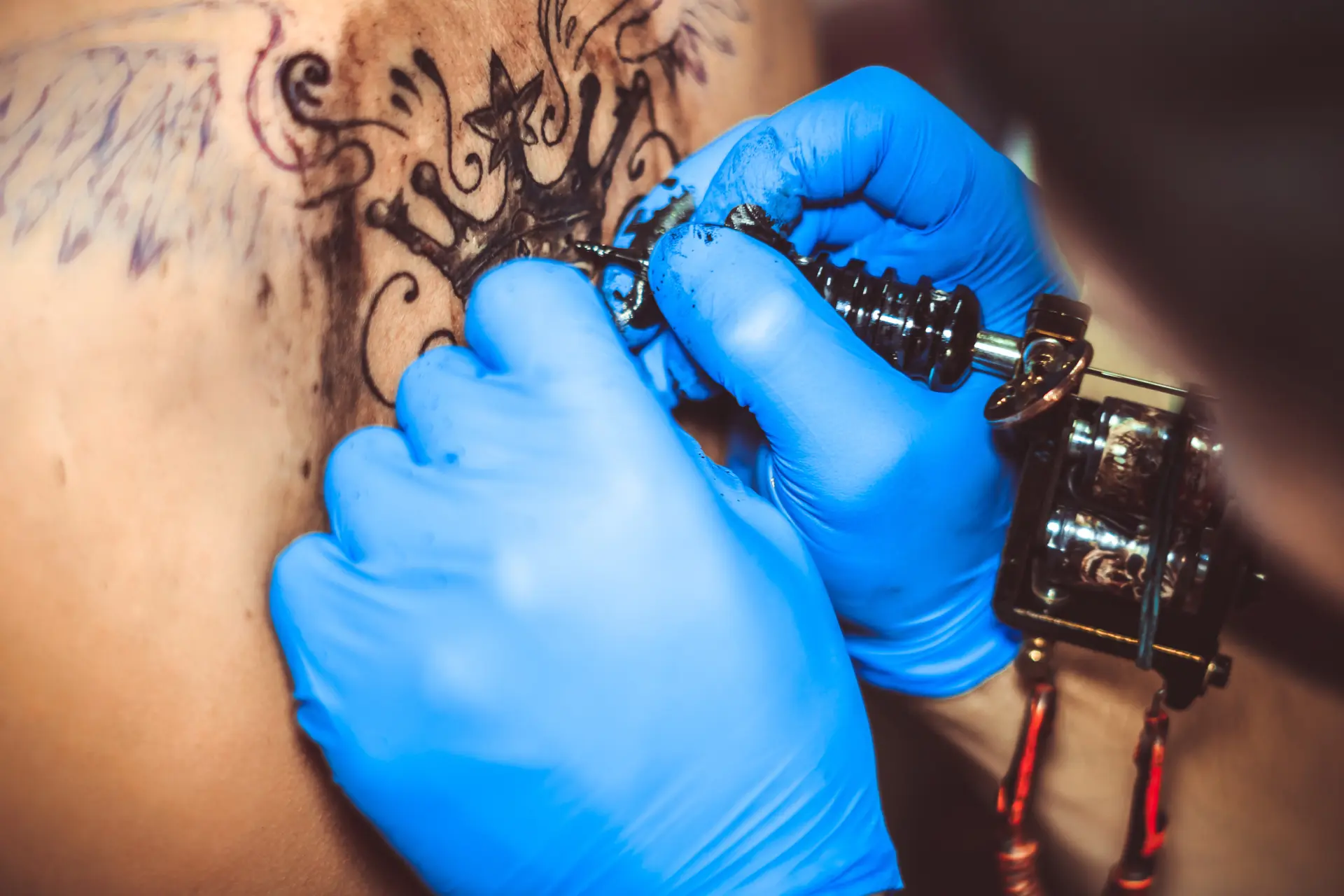 Een nieuwe tattoo? Zo kom je het beste de eerste weken door