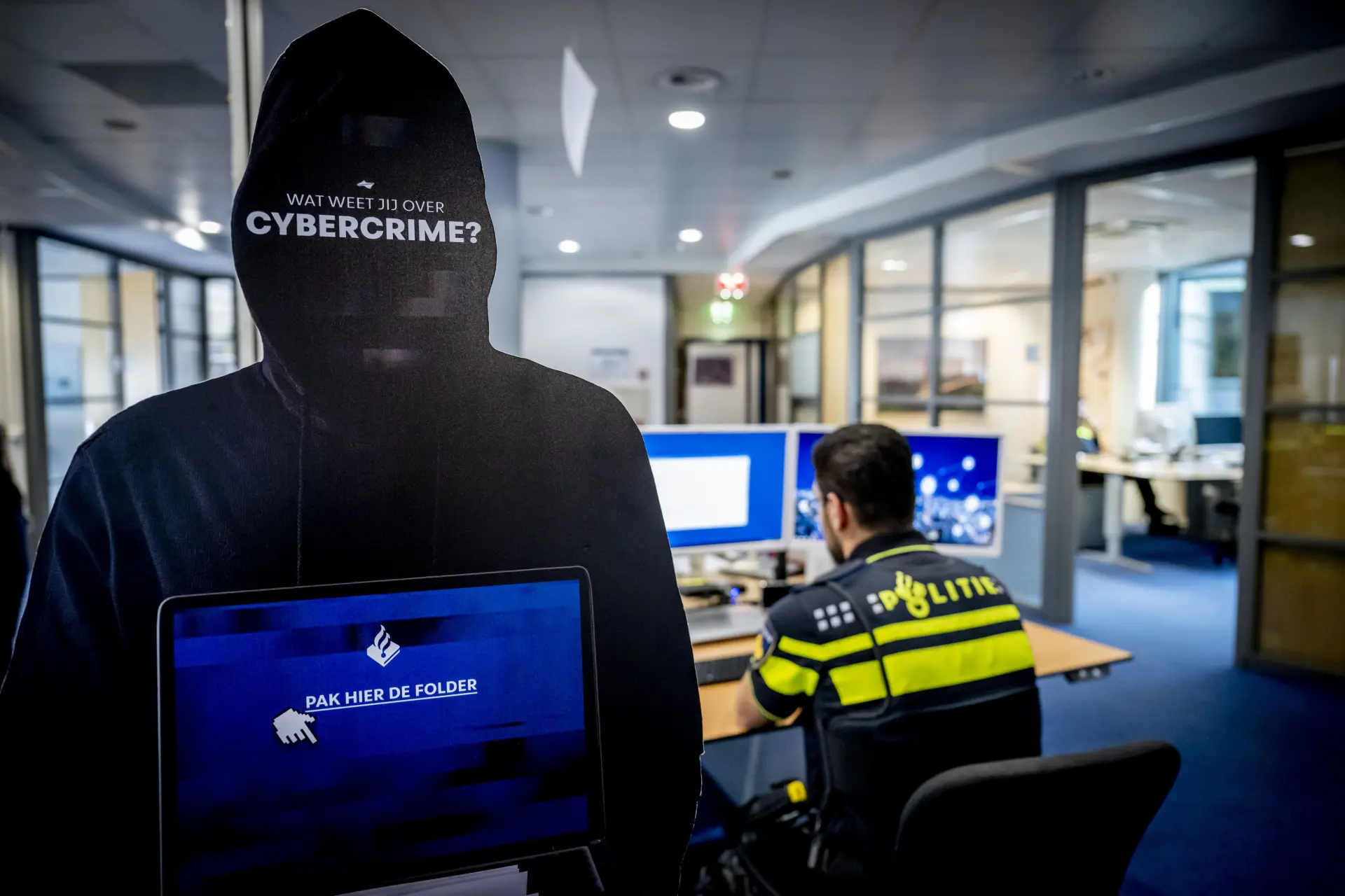 Enorm datalek: contactgegevens van (bijna) alle 65.000 politiemedewerkers liggen op straat