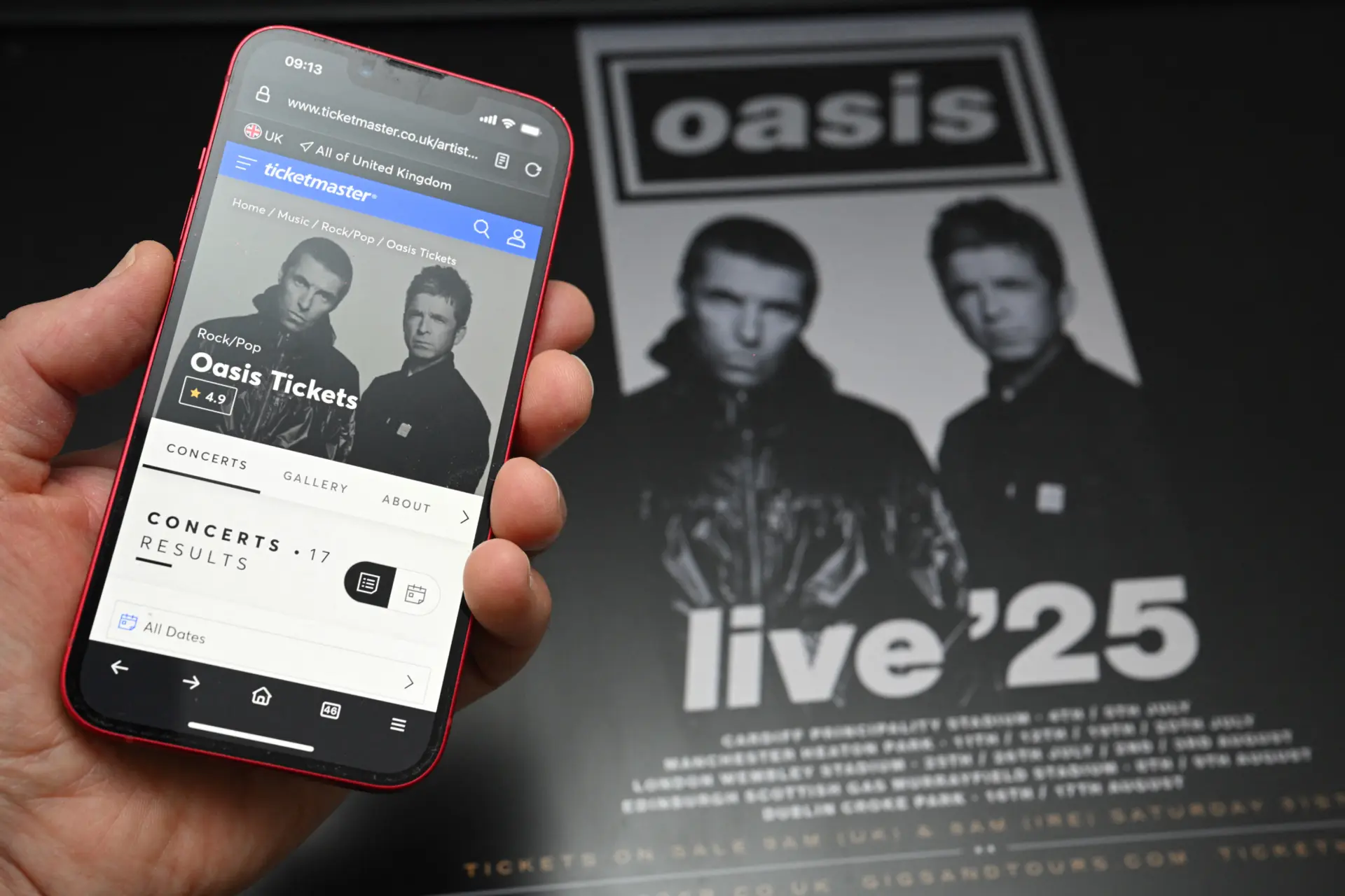 Vrouw (79) krijgt geld terug na megaduur kaartje voor Oasis-concert