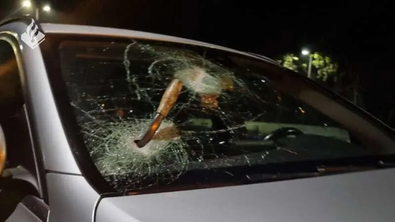 Idioot gooit houten balken en metaal op ringweg A10: ijzeren staaf doorboort autoruit