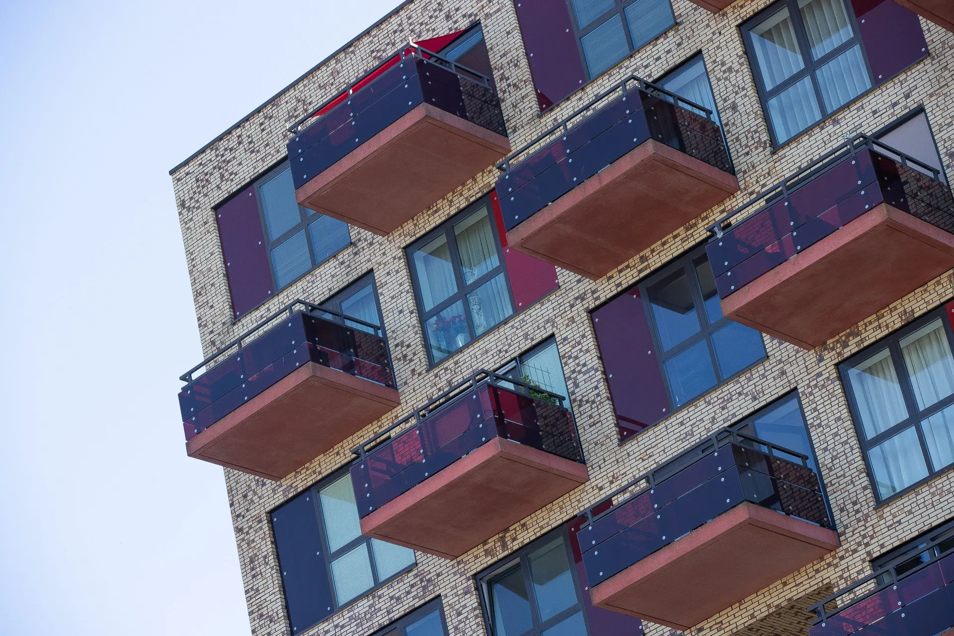 De bizarre macht van de VvE: 1250 euro boete voor naaktlopen in je eigen huis