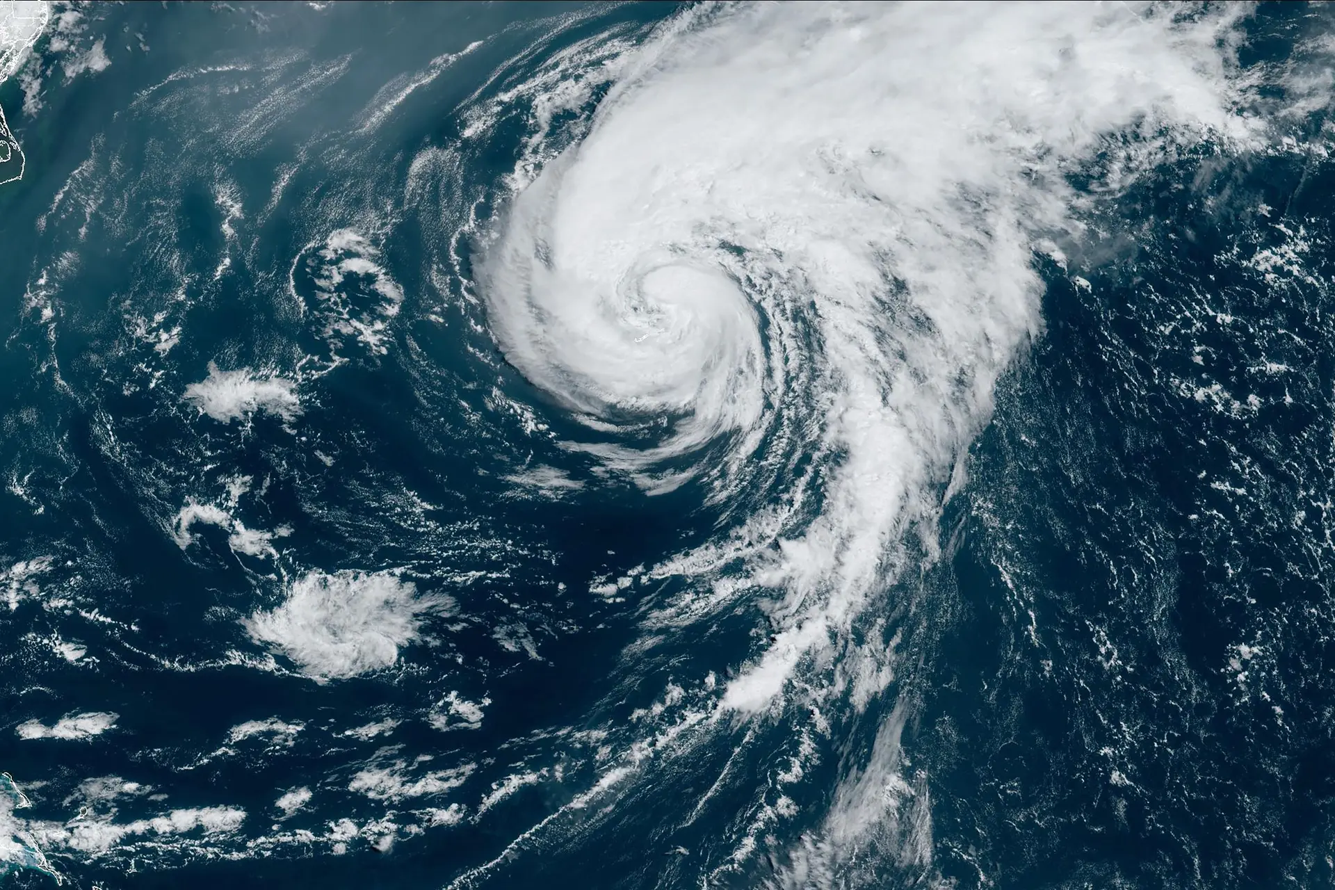 Meteoroloog wordt emotioneel als hij over extreme orkaan in Florida vertelt