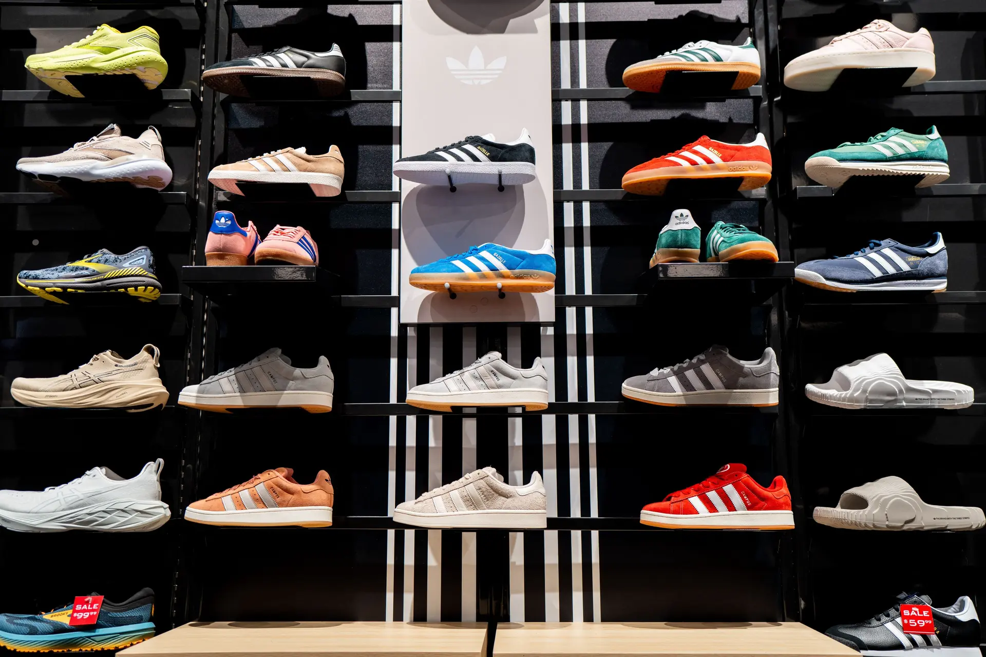 ABN Amro: immense natuurvernietiging door productie sneakers, smartphones en bankstellen