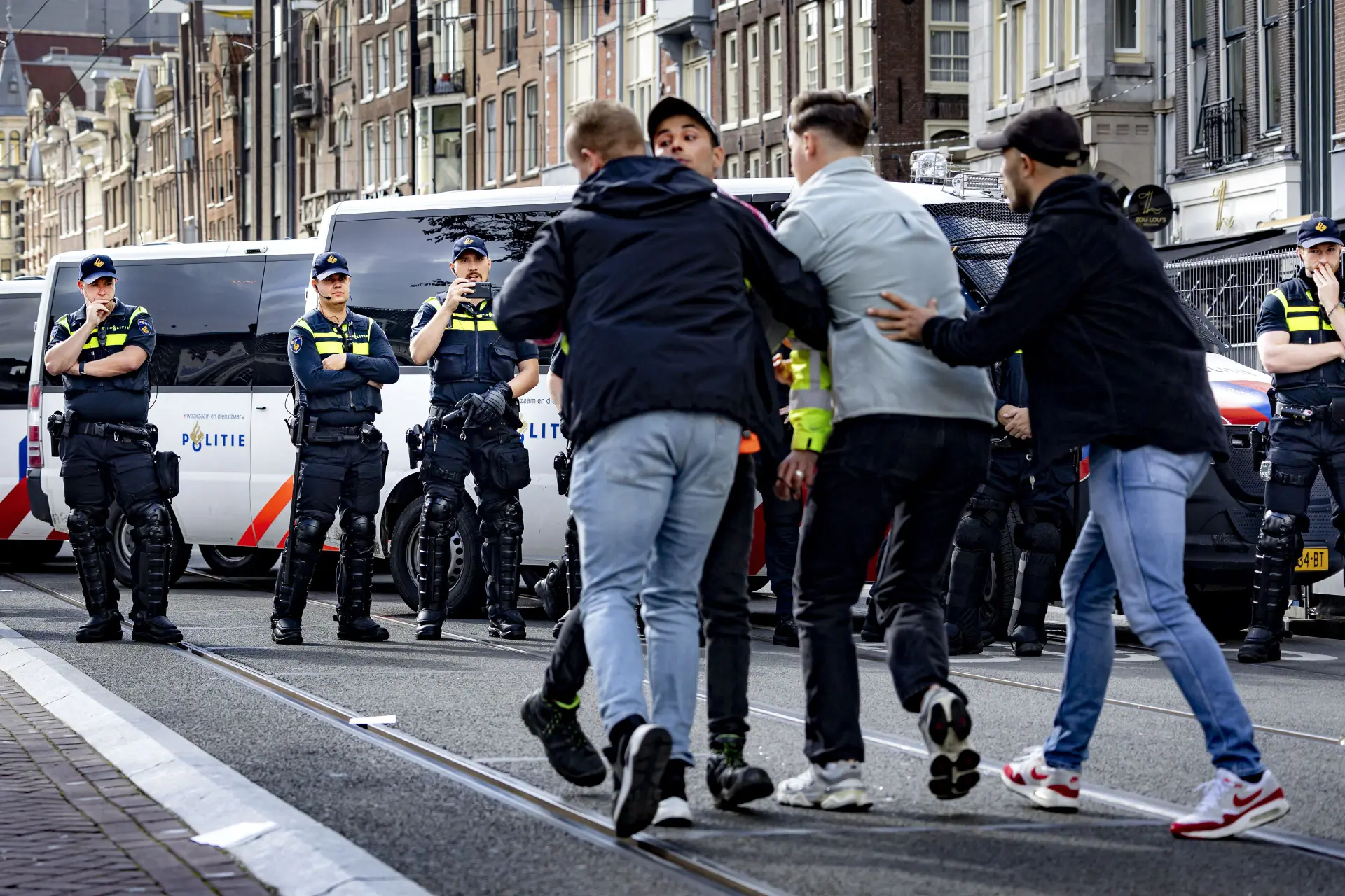 Burgemeesters Bruls en Dijksma eisen 'stevige' reactie van kabinet op 'volstrekt onverantwoorde' teksten van Wilders