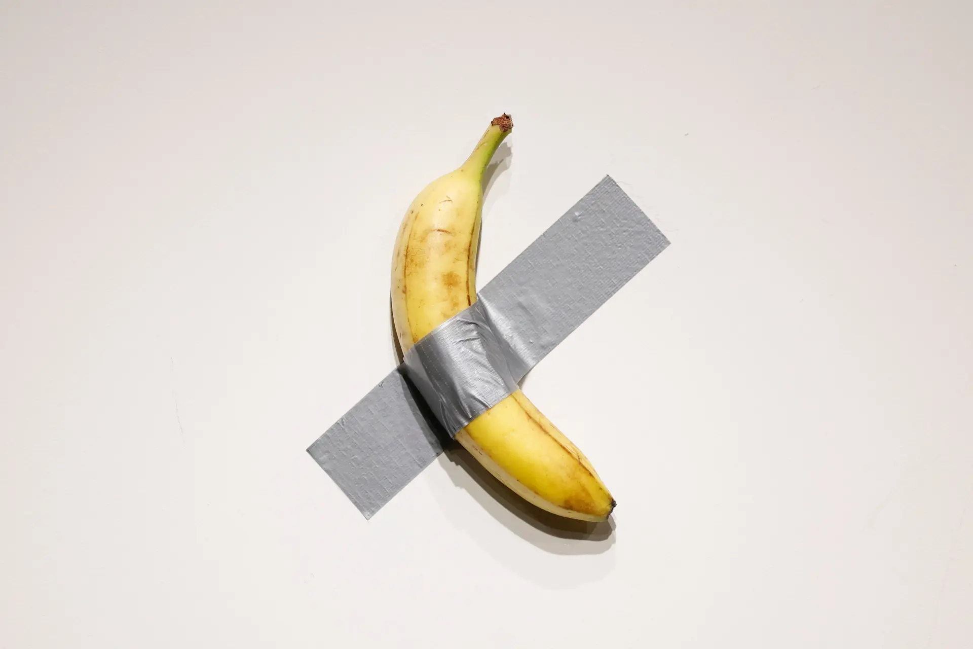 Banaan met ducttape gaat waanzinnig bedrag opleveren, maar maakt eerst wereldtour