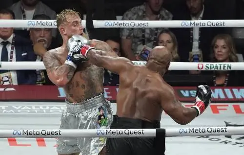 Jake Paul wint bokswedstrijd op punten van Mike Tyson