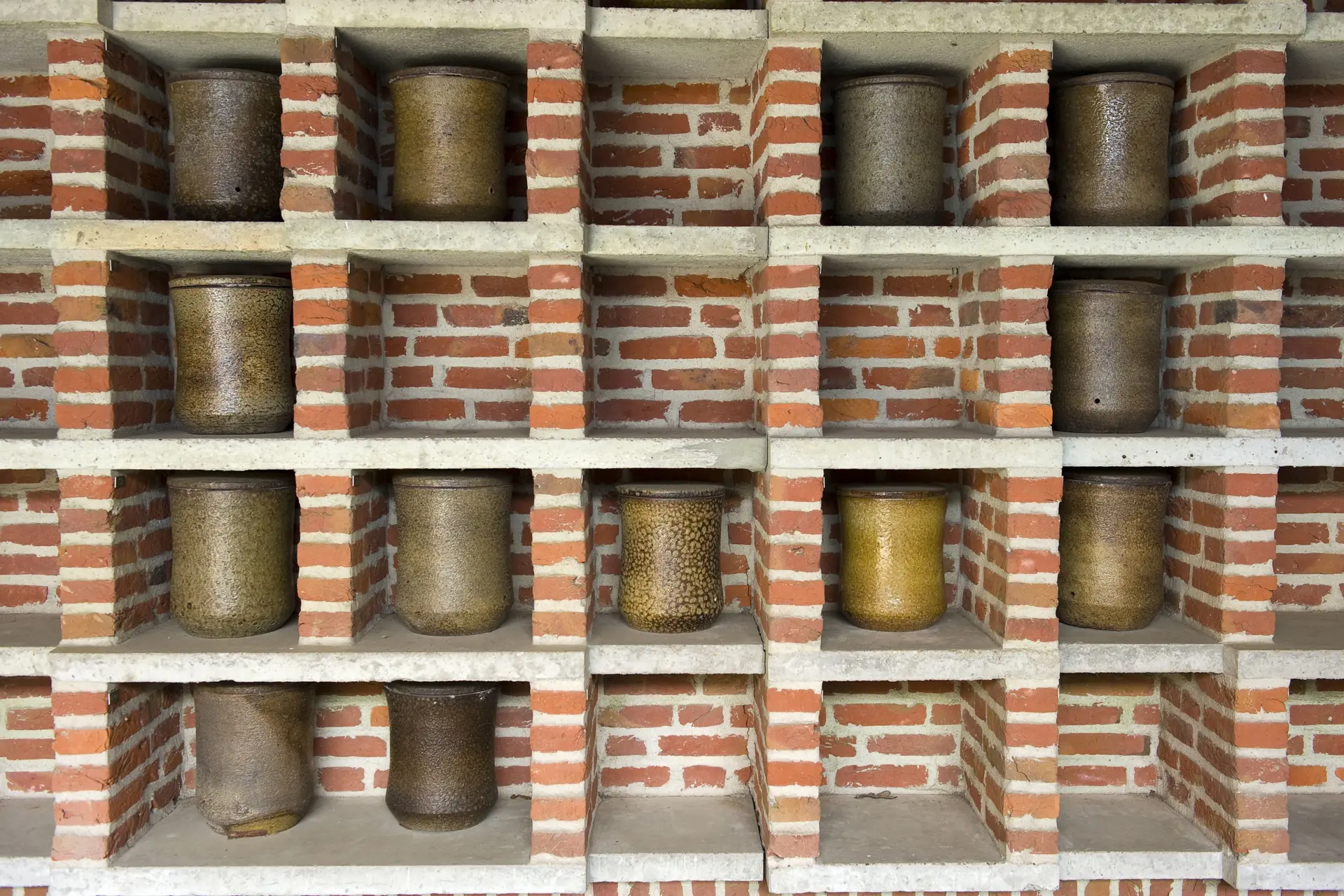 Feestende uitvaartondernemers laten lichamen ontbinden en geven familie betonpoeder mee: “Ze lagen op elkaar gestapeld”